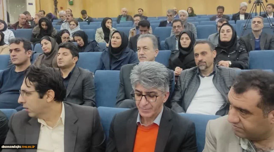 تقدیر از سرکار خانم کاویان رئیس آموزشکده دختران سنندج در مراسم اختتامیه هفته پژوهش و تجلیل از پژوهشگران برتر استان