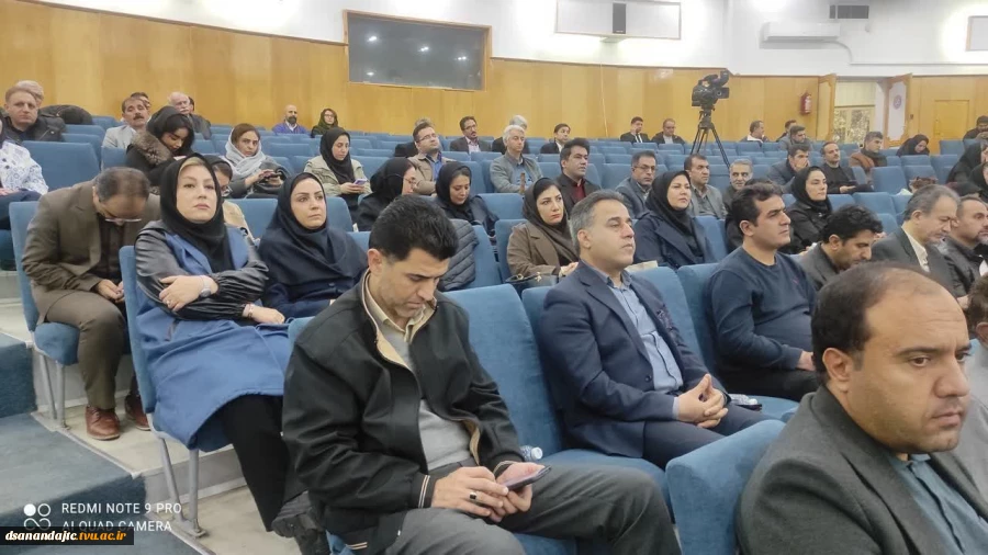 تقدیر از سرکار خانم کاویان رئیس آموزشکده دختران سنندج در مراسم اختتامیه هفته پژوهش و تجلیل از پژوهشگران برتر استان